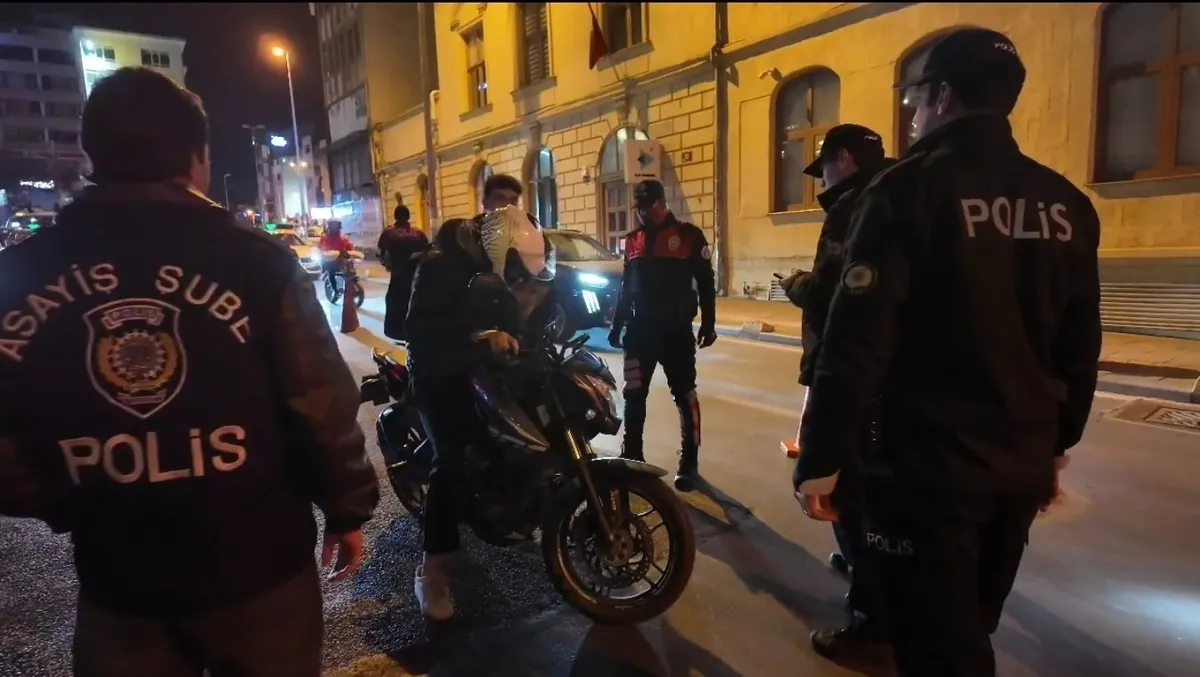 istanbulda-huzur-operasyonu-kadikoyde-helikopter-destekli-denetim-1776713615442.jpeg İstanbul’da ‘Huzur’ operasyonu: Kadıköy’de helikopter destekli denetim-4