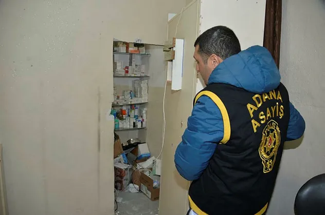 Adana'da kaçak hastaneye baskın! Duvardaki tuşa basan polis ekipleri şaşkına döndü