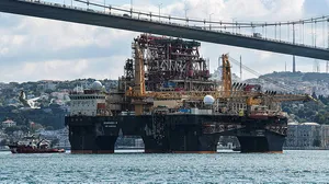 Dev petrol arama platformu Scarabeo 9 İstanbul Boğazı’ndan geçti | Video