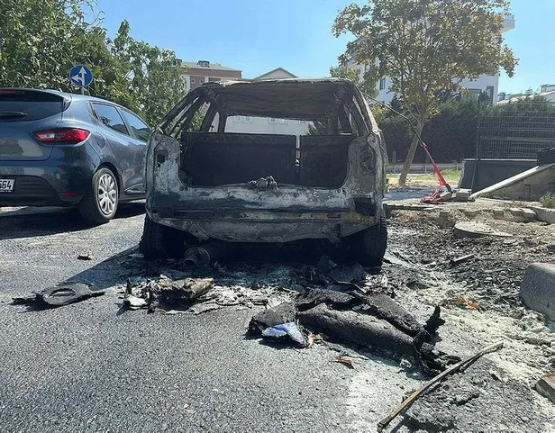 durdugu-yerde-alev-alev-buyukcekmecede-otomobil-yandi-1692801069711.jpeg Durduğu yerde alev alev! Büyükçekmece'de otomobil yandı-2