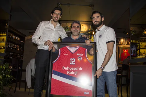 Ünlü basketbolcu da restoran işine girdi-1