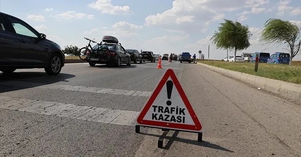 Denizli'de feci kaza: Tırla çarpışan otomobildeki 2 kişi öldü