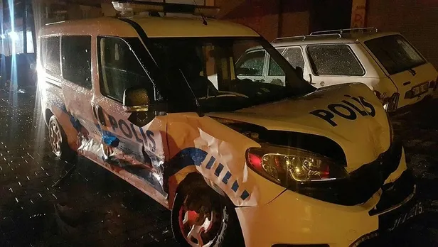 SON DAKİKA: Hatay'da mülteci taşıyan araç polis ekibine çarptı-1