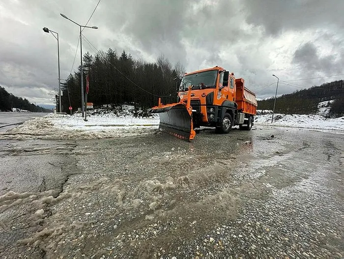 1703410664938.jpeg Evlerin çatısı uçtu, araçlar hasar gördü! 472 yerleşim birimine ulaşım sağlanamıyor-11