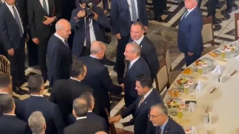 Başkan Recep Tayyip Erdoğan, TBMM Başkanı Numan Kurtulmuş'un ev sahipliğinde düzenlenen iftar programında milletvekilleriyle bir araya geldi. Başkan Erdoğan, DEM Parti’nin Meclis Başkanvekili Sırrı Süreyya Önder ile sohbet etti. (Sosyal medya)