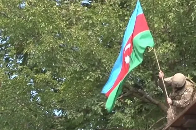 Azerbaycan ordusu Cebrail köyüne Azerbaycan bayrağı dikti