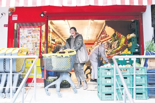 seda-sayan-mulk-sahibi-oldugu-mekanin-yenilenmesi-serefine-verilen-davette-esiyle-boy-gosterdi-1666220249173.jpeg Seda Sayan mülk sahibi olduğu mekanın yenilenmesi şerefine verilen davette eşiyle boy gösterdi-2