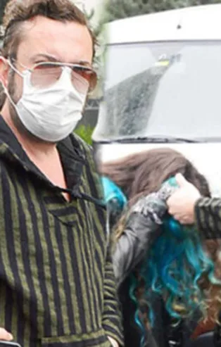 Dayakçı Halil Sezai kız arkadaşıyla ortaya çıktı! Babası yaşındaki komşusunu darp etmişti...