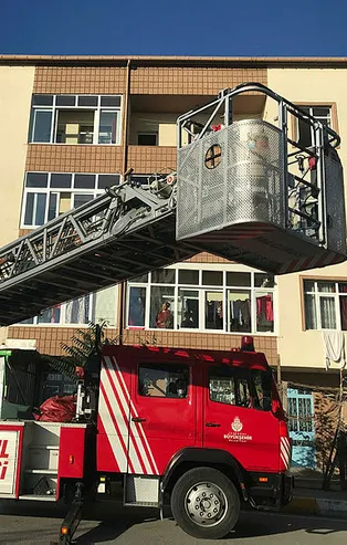 İstanbul'da yangın paniği! Son anda kurtarıldılar