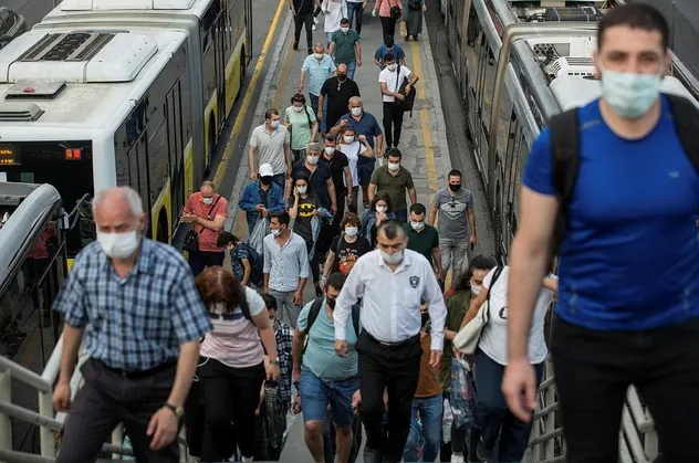 İstanbul'daki toplu taşıma araçlarında endişe yaratan yoğunluk