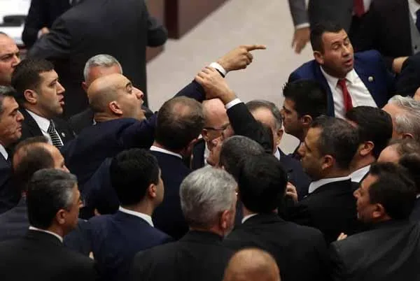 TBMM'de CHP ve MHP milletvekilleri arasında arbede-3