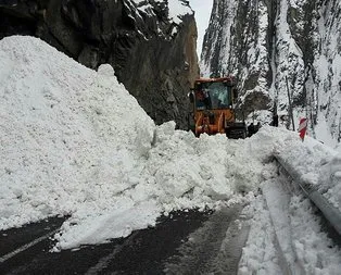 Hakkari Çukurca’da yola çığ düştü