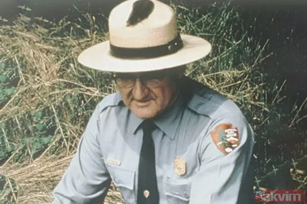 Bahçesinde bile kurtulamadı Talihsiz korucu için yıldırım olayları burada bitmedi. 1970 yılında kendi evinin bahçesinde çiçekleriyle ilgilenirken gökyüzünden...