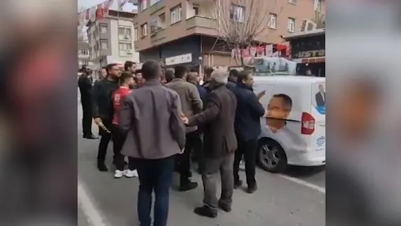 chp-vandalligi-yine-hortladi-memleket-partisi-atasehir-adayi-resat-sahin-ozturkun-aracina-saldiri-1711470118945.jpeg CHP vandallığı yine hortladı! Memleket Partisi Ataşehir Adayı Reşat Şahin Öztürk’ün aracına saldırı-3