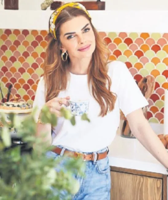 ozgur-kiz-berrak-berrak-tuzunatactan-marka-icin-cektirdigi-iddiali-pozlar-1682712844895.jpeg Özgür kız 'Berrak': Güzel oyuncu Berrak Tüzünataç'tan marka için çektirdiği iddialı pozlar!-9