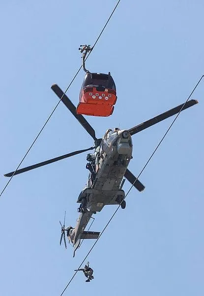 antalyada-teleferikte-mahsur-kalan-anne-ve-kizi-dehset-anlarini-anlatti-olecegiz-diye-dusunmeye-basladim-1713115285363.jpeg Antalya'da teleferikte mahsur kalan anne ve kızı dehşet anlarını anlattı: 'Öleceğiz' diye düşünmeye başladım-8