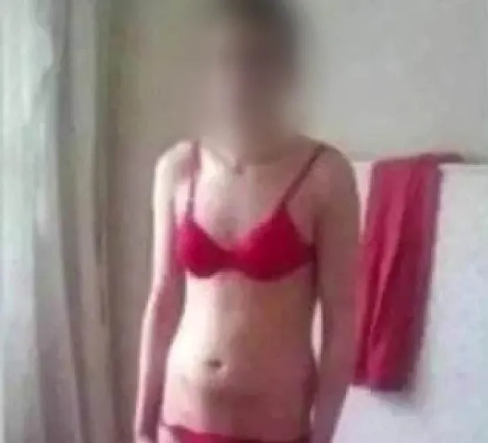 erkege-kadin-elbisesi-giydirip-iskence-yaptilar-hem-dovduler-hem-oynattilar-1702464835342.jpeg Erkeğe kadın elbisesi giydirip işkence yaptılar! Hem dövdüler hem oynattılar-2