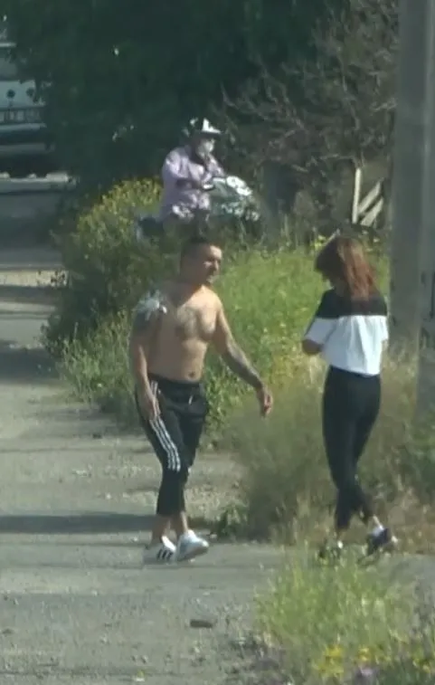 Antalya’da yarı çıplak maganda genç kadını önce takip etti sonra üzerine yürüdü-6