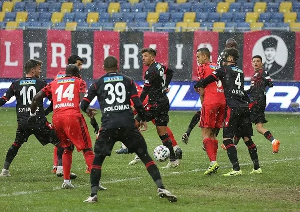 genclerbirligi-besiktas-macina-damga-vurmustu-besiktasin-2-golunde-var-neden-devreye-girmedi-1613403167865.jpeg