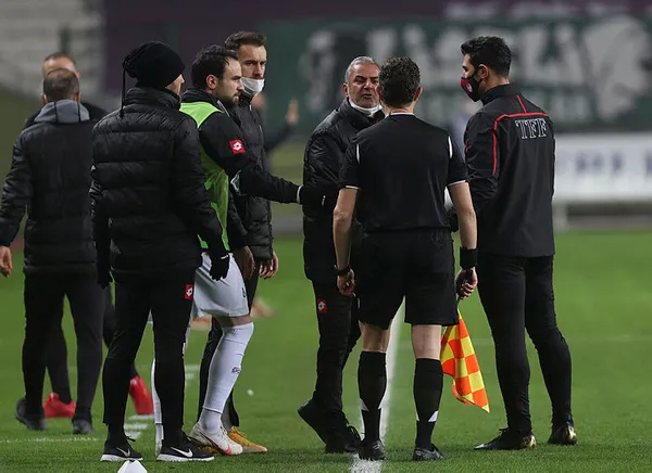 galatasaray-macinda-kirmizi-kart-goren-ismail-kartal-pfdkya-sevk-edildi-1609944260061.jpg Galatasaray maçında kırmızı kart gören İsmail Kartal, PFDK'ya sevk edildi-2