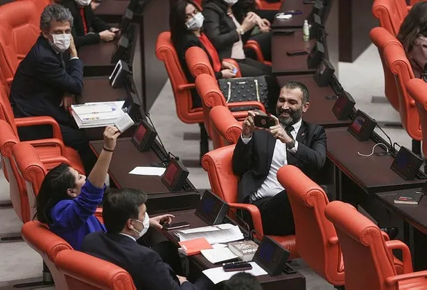 eski-chpli-simdi-tipli-olan-sera-kadigil-haddini-asti-tbmmde-cirkin-provokasyon-1639777219234.jpeg Eski CHP'li şimdi TİP'li olan Sera Kadıgil haddini aştı! TBMM'de çirkin provokasyon-4