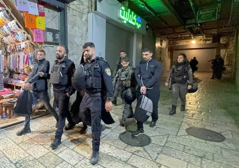 katil-israil-polisinden-kadir-gecesinde-alcak-saldiri-mescid-i-aksada-ibadet-edenleri-hedef-aldilar-1712356794659.jpeg Katil İsrail polisinden Kadir Gecesi'nde alçak saldırı! Mescid-i Aksa'da ibadet edenleri hedef aldılar-2