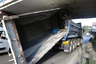 Trabzon’da tır köprüye sıkıştı