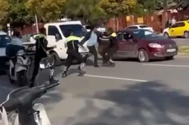 Antalya'da motokurye dehşeti! Belge isteyen 3 polise saldırdı 1 kişiyi darbetti