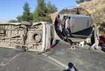 Şanlıurfa’da feci kaza | Otomobil ile çarpışan işci servisi devrildi! Çok sayıda yaralı var