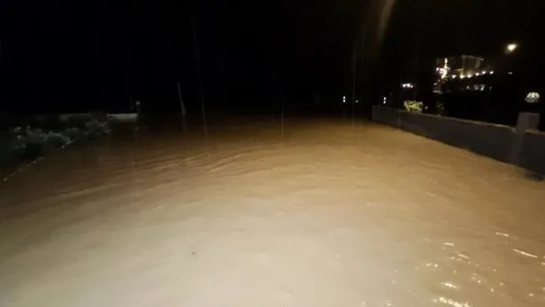 duzcede-dereler-tasti-evleri-su-basti-1623710263384.jpeg Düzce'nin Akçakoca ilçesinde dereler taştı, evleri su bastı-2