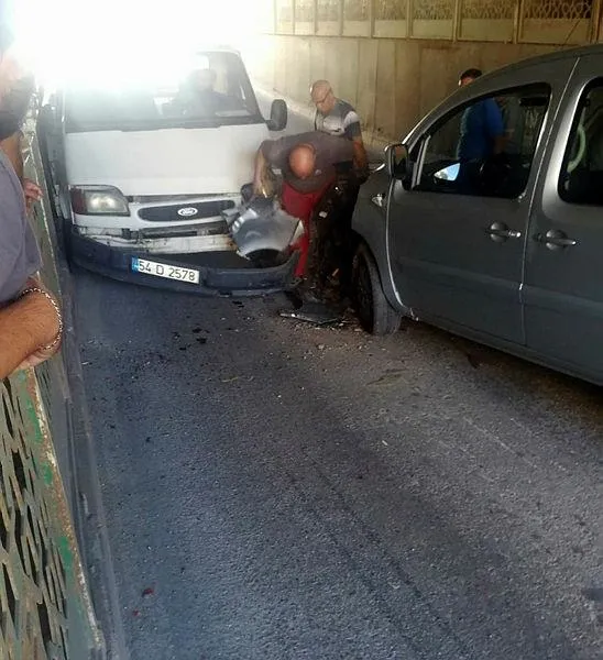 Sakarya'da bir alt geçitte korkunç kaza! Kamyonet ile otomobil kafa kafaya çarpıştı-5