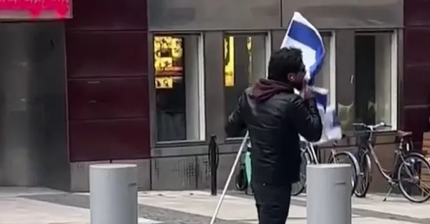 Cehennem odunu Salwan Momika'dan yeni skandal! Kur'an-ı Kerim'e saldırdı, soykırımcı İsrail bayrağını öptü