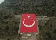 Terörist elebaşı Öcalan portresi yerine dev Türk bayrağı! Afrinde dikkat çeken kare