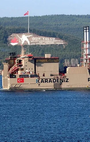 Yüzen enerji gemisi 'Karadeniz Powership İbrahim Bey' Çanakkale Boğazı'ndan geçti