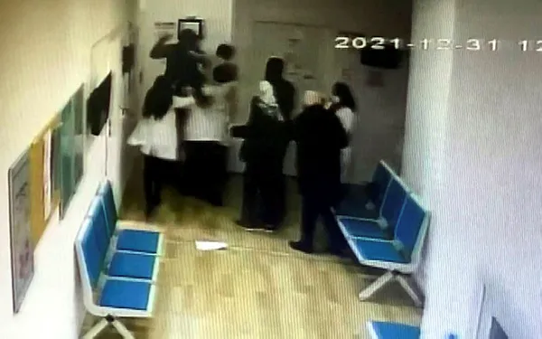 asi-olmak-isteyen-ailenin-erkek-uyesi-ogle-paydosundayim-diyen-doktoru-tekmeleyip-yumrukladi-1641020692882.jpg Aşı olmak isteyen ailenin erkek üyesi, "Öğle paydosundayım" diyen doktoru tekmeleyip yumrukladı-4