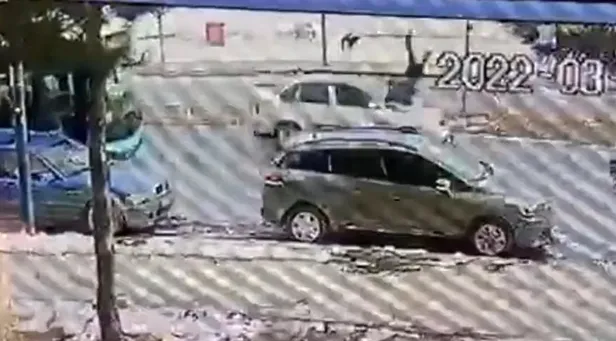 Sivas'ta başıboş sokak köpekleri nedeniyle yola atlayan çocuğa araba çarptı-5