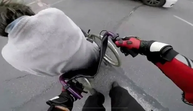 SON DAKİKA: İnsanlık ölmüş dedirten olay kamerada! Kimse dönüp bakmadı motosikletli genç kaldırdı-4