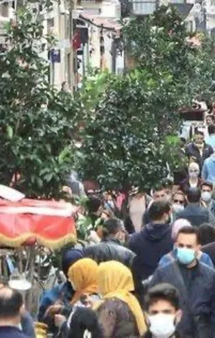 Bakan Koca İstiklal Caddesi'ndeki kalabalığı uyardı: Sağlam giren hasta çıkar