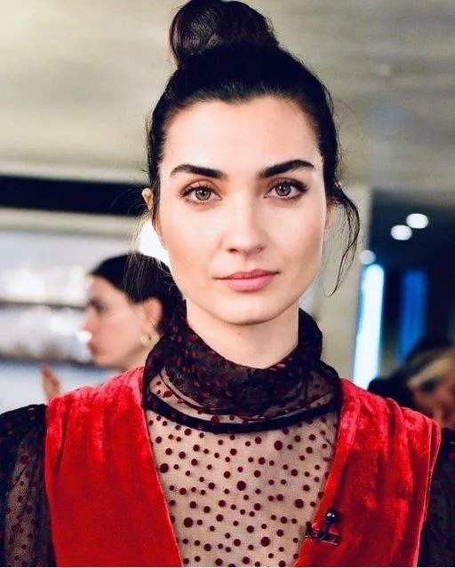 ekranlarin-guzel-oyuncusu-tuba-buyukustun-parisi-mesken-tuttu-15-milyon-euroluk-1680221945774.jpeg Ekranların güzel oyuncusu Tuba Büyüküstün, Paris'i mesken tuttu! 1.5 milyon Euro'luk...-3