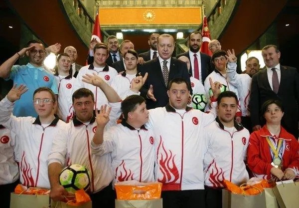 Cumhurbaşkanı down sendromlu sporcuları kabul etti-8