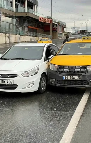 Boş yolu paylaşamayıp kaza yaptılar! İstanbul'da ilginç olay