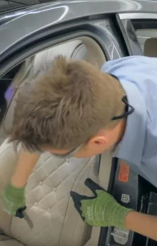 Mercedes'in koltuğunu kesip biçtiler! İçinden bakın neler çıktı neler