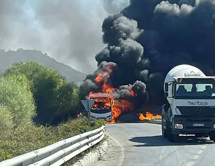 Kuşadası'nda panik anları! Turistleri taşıyan araç alev topuna döndü