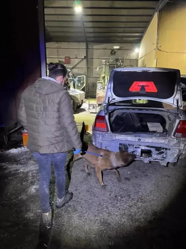 son-dakika-hakkaride-bir-polis-memurunun-aracindan-52-kilo-500-gram-patlayici-cikti-patlayicilar-boyle-ele-gec-1647956035179.jpg