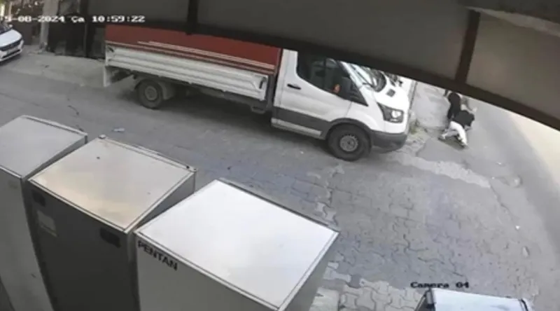 atasehirde-iki-kadin-arasinda-sac-saca-bas-basa-yol-kavgasi-kolonya-sisesini-basina-vurdu-arka-planda-husumet-1715348881542.jpeg Ataşehir’de iki kadın arasında saç saça baş başa yol kavgası! Kolonya şişesini başına vurdu... Arka planda 'husumet' var-5