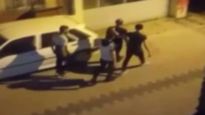 Samuray kılıcıyla sokakta gezen şahıslar sınır dışı edildi