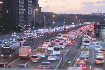 İstanbul’da trafik yoğunluğu yüzde 70’i aştı: Yağışlı hava ve mesai bitimiyle D-100 ve TEM güzergahlarında trafik kilitlendi