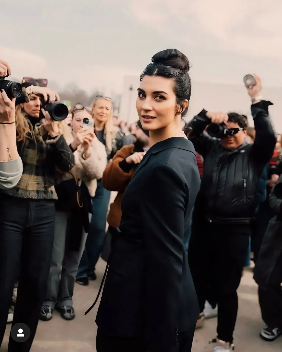 Paris Moda Haftası’nda Tuba Büyüküstün rüzgarı! Güzelliğiyle büyüledi: Bir rüyanın içindeymişim gibi hissettim! - 8