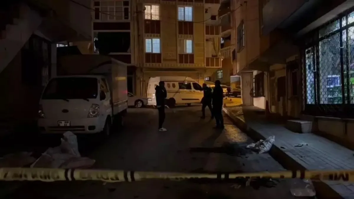Maskeli terör yandaşları Bağcılar’da polis ekiplerine taşla saldırdı