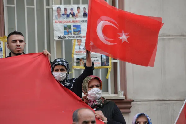 diyarbakir-anneleri-29-ekim-cumhuriyet-bayramini-istiklal-marsi-okuyarak-kutladi-1635516953048.jpg Diyarbakır Anneleri 29 Ekim Cumhuriyet Bayramı'nı İstiklal Marşı okuyarak kutladı-9